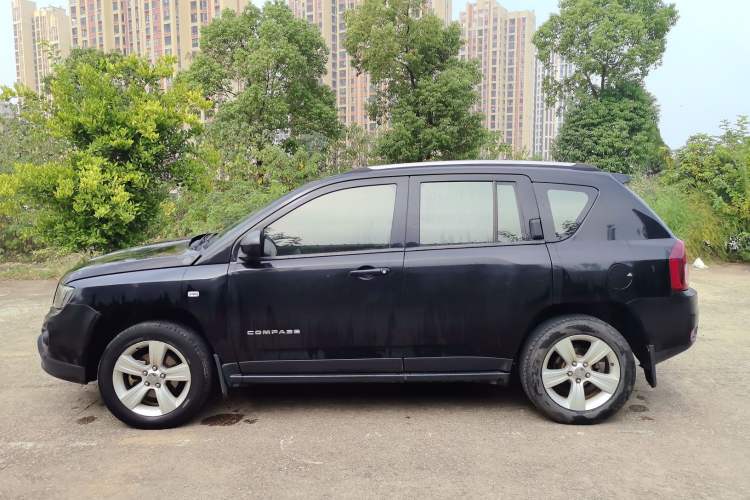 Used Jeep Compass 2015 2.0L two-wheel drive sport version Exterior 5