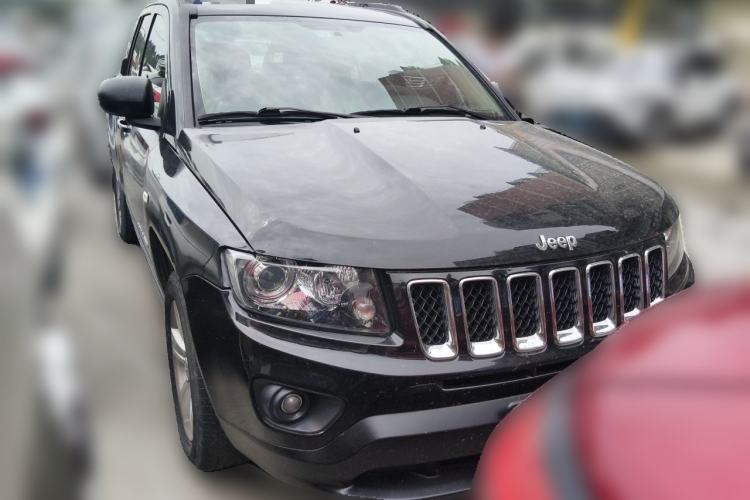 Used Jeep Compass 2015 2.0L two-wheel drive sport version Front Right 45 Deg
