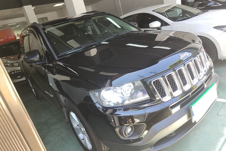 Used Jeep Compass 2015 2.0L two-wheel drive sport version Front Right 45 Deg