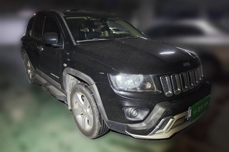 Used Jeep Compass 2015 2.0L two-wheel drive sport version Front Right 45 Deg