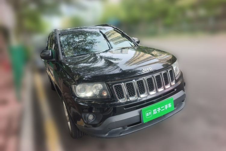 Used Jeep Compass 2015 2.0L two-wheel drive sport version Front Right 45 Deg