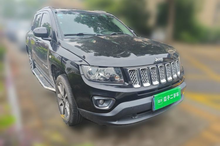 Used Jeep Compass 2015 2.0L Two-Wheel Drive Luxury Edition Front Right 45 Deg