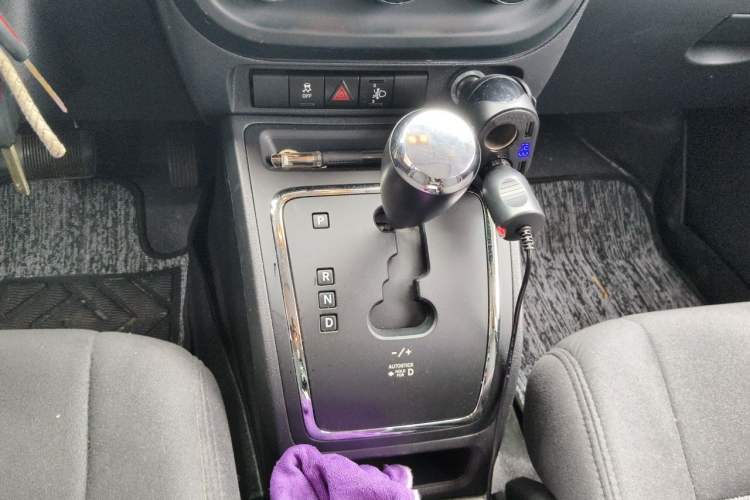 Used Jeep Compass 2015 2.0L two-wheel drive sport version Gear Lever
