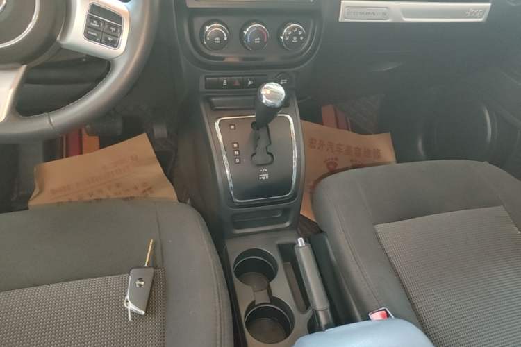 Used Jeep Compass 2015 2.0L two-wheel drive sport version Gear Lever
