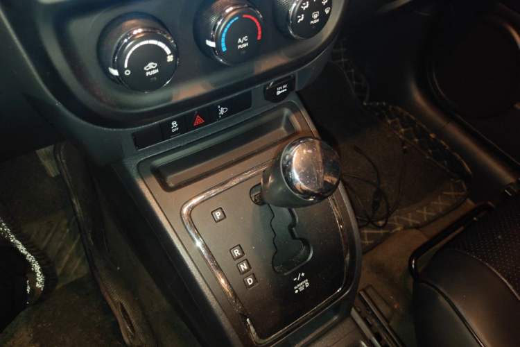 Used Jeep Compass 2015 2.0L two-wheel drive sport version Gear Lever