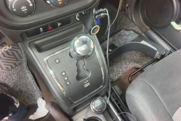 Used Jeep Compass 2015 2.0L two-wheel drive sport version Gear Lever