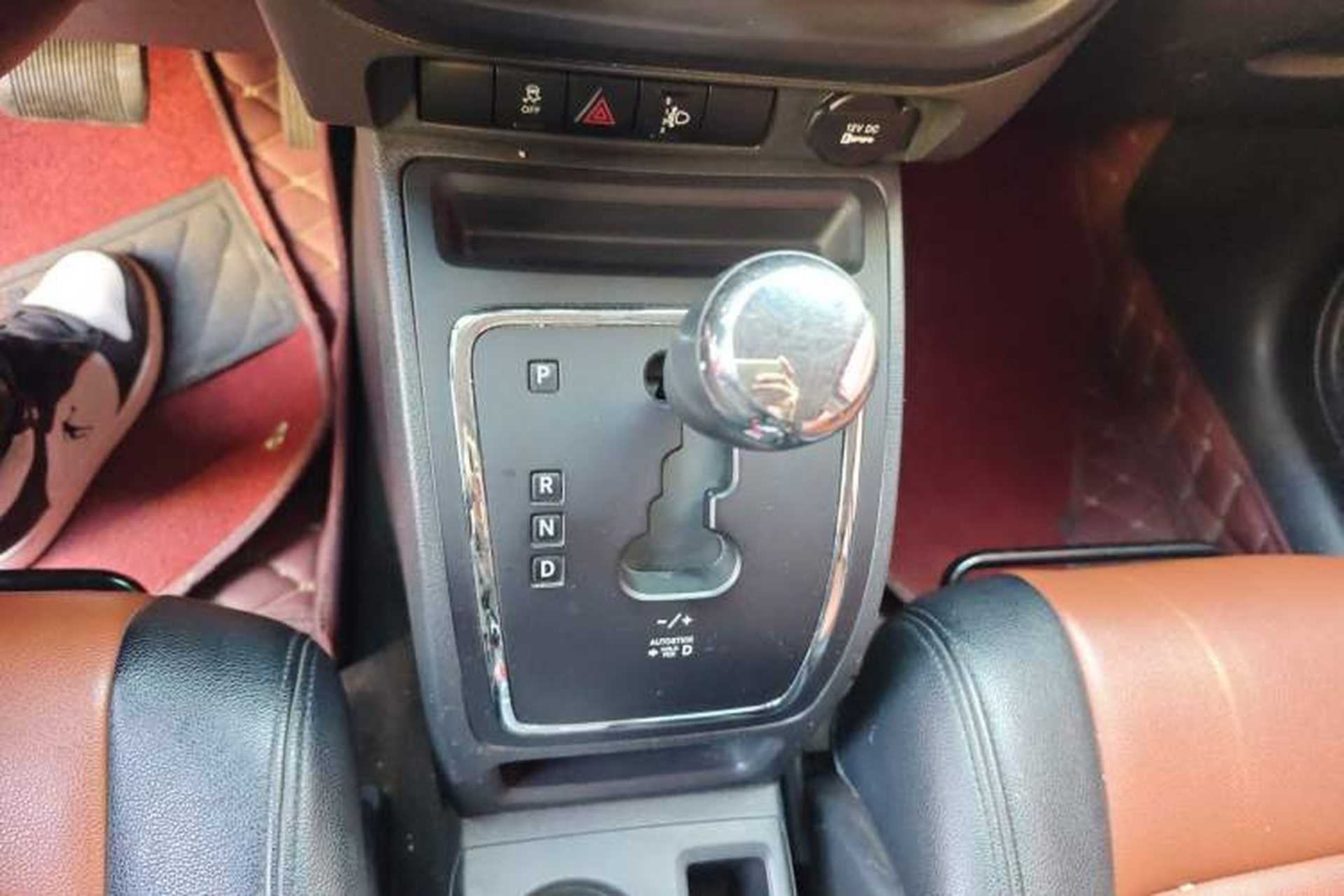 Used Jeep Compass 2015 2.0L two-wheel drive sport version Gear Lever