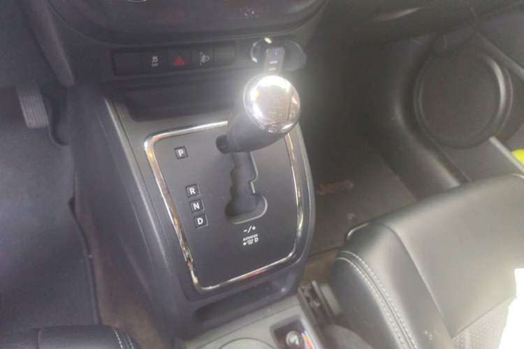 Used Jeep Compass 2015 2.0L two-wheel drive sport version Gear Lever