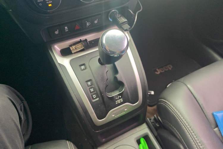 Used Jeep Compass 2015 2.0L Two-Wheel Drive Luxury Edition Gear Lever