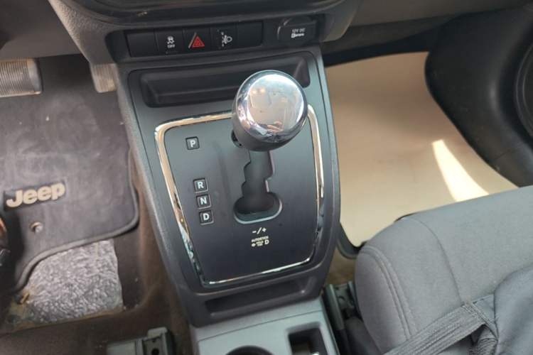 Used Jeep Compass 2015 2.0L two-wheel drive sport version Gear Lever