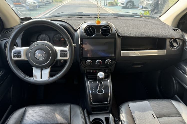 Used Jeep Compass 2015 2.0L two-wheel drive sport version Interior 1