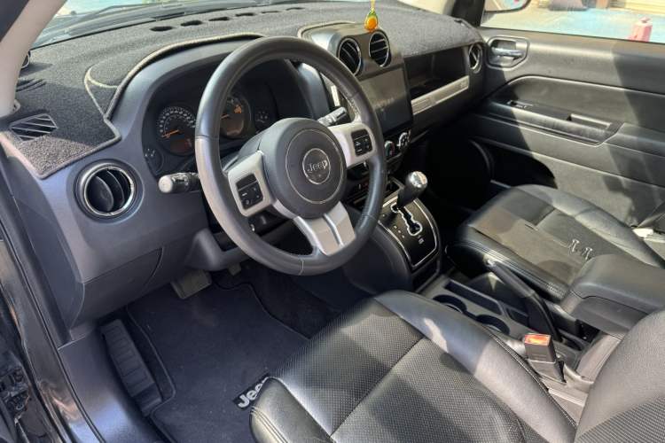 Used Jeep Compass 2015 2.0L two-wheel drive sport version Interior 2
