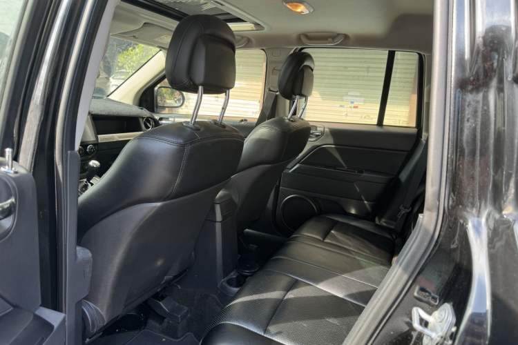Used Jeep Compass 2015 2.0L two-wheel drive sport version Interior 3