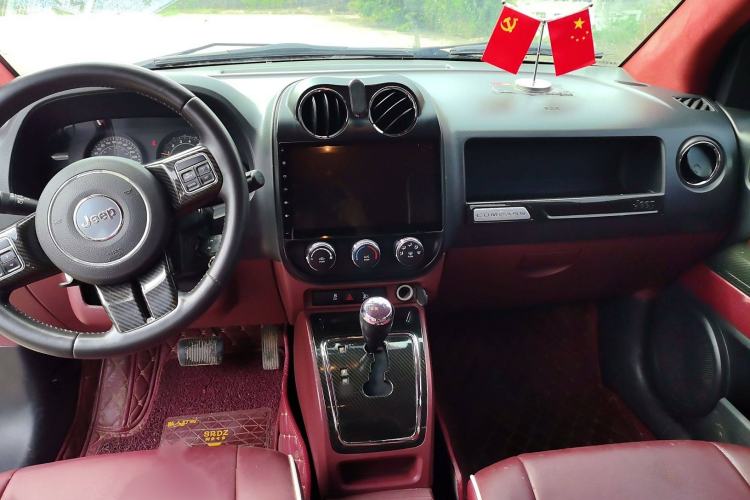 Used Jeep Compass 2015 2.0L two-wheel drive sport version Interior 3