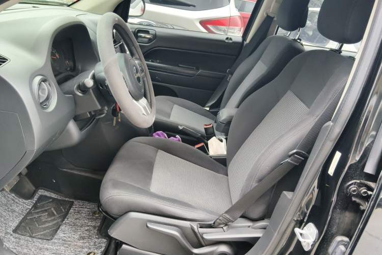 Used Jeep Compass 2015 2.0L two-wheel drive sport version Left Front Seat