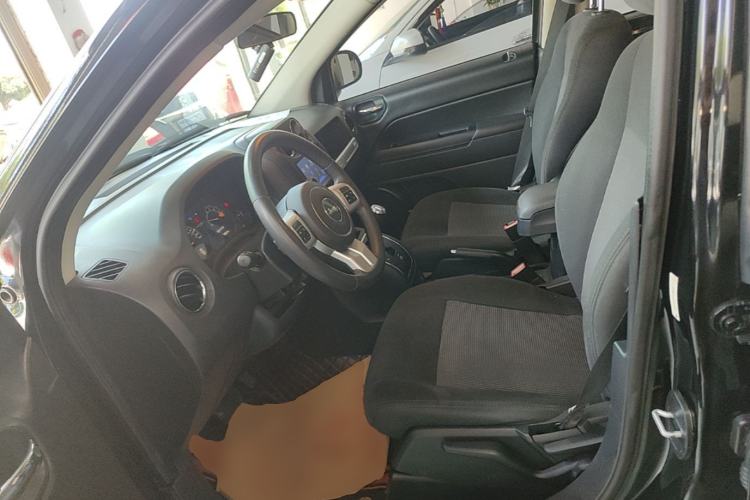 Used Jeep Compass 2015 2.0L two-wheel drive sport version Left Front Seat