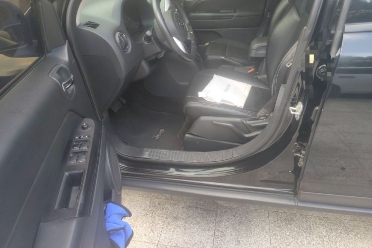 Used Jeep Compass 2015 2.0L two-wheel drive sport version Left Front Seat