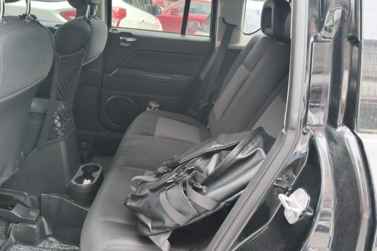 Used Jeep Compass 2015 2.0L two-wheel drive sport version Left Rear Seat