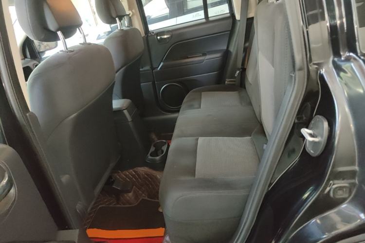 Used Jeep Compass 2015 2.0L two-wheel drive sport version Left Rear Seat