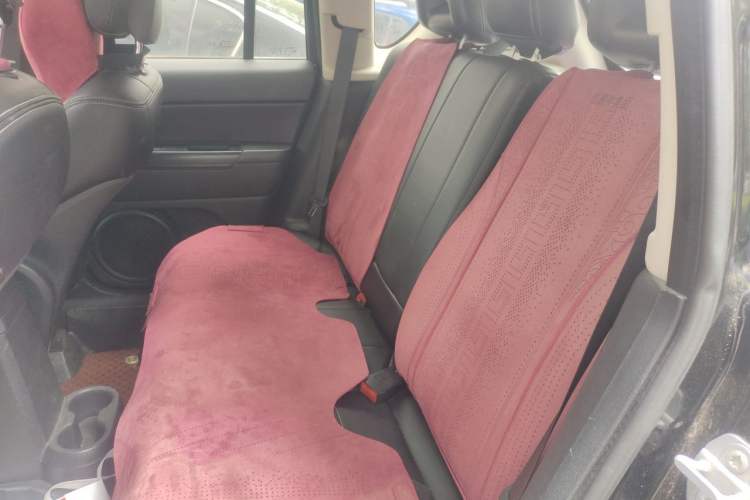 Used Jeep Compass 2015 2.0L two-wheel drive sport version Left Rear Seat