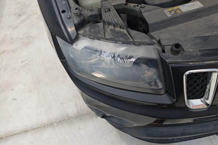 Used Jeep Compass 2015 2.0L two-wheel drive sport version Right Front Headlight