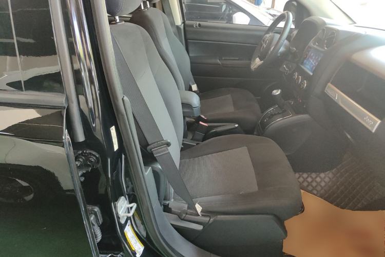 Used Jeep Compass 2015 2.0L two-wheel drive sport version Right Front Seat