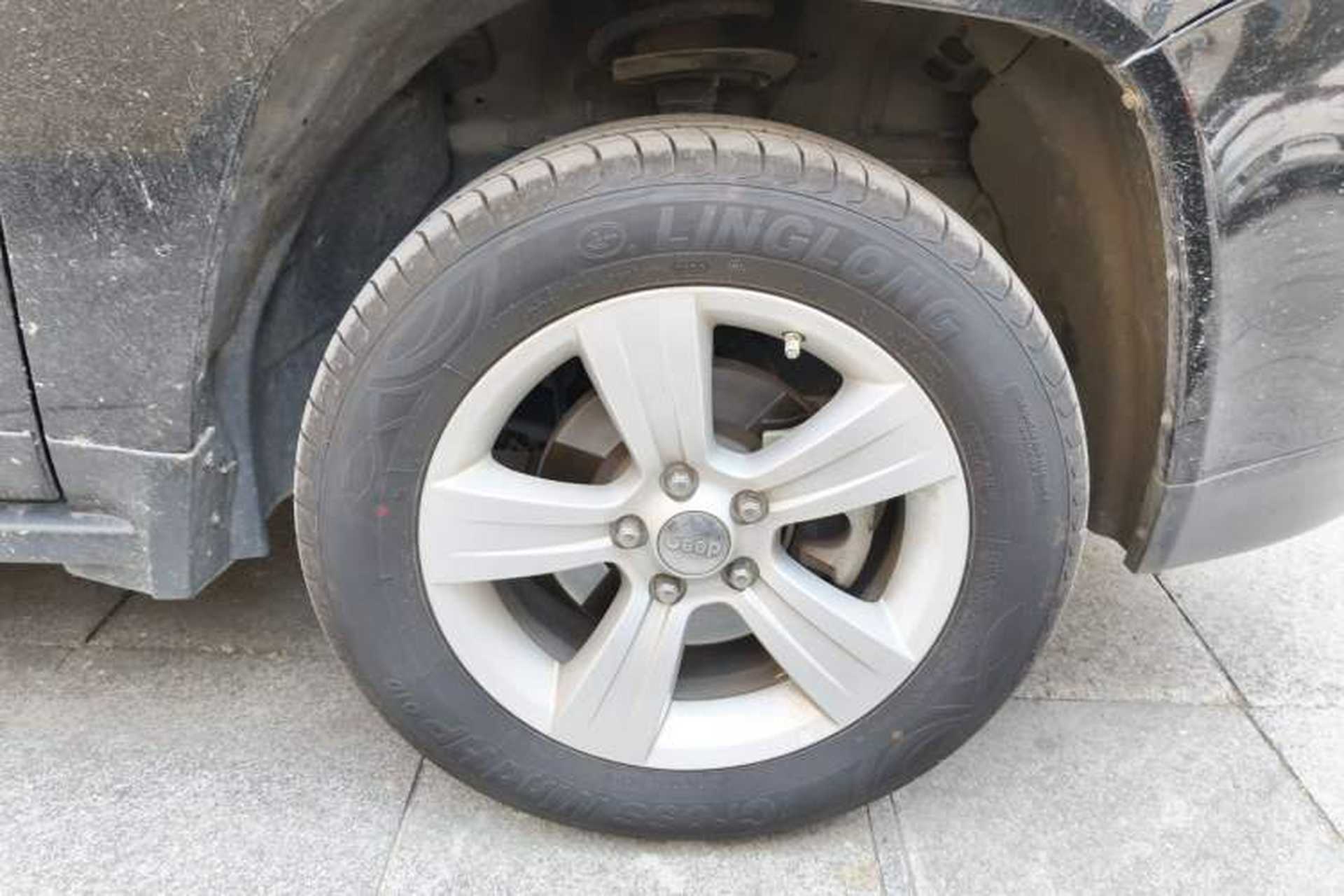 Used Jeep Compass 2015 2.0L two-wheel drive sport version Right Front Wheel Hub