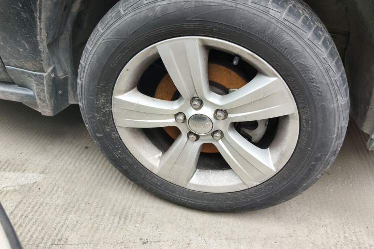Used Jeep Compass 2015 2.0L two-wheel drive sport version Right Front Wheel Hub
