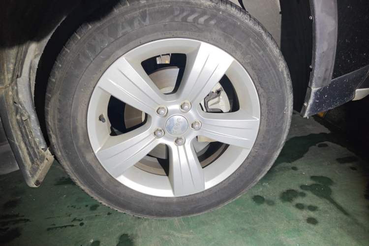 Used Jeep Compass 2015 2.0L two-wheel drive sport version Right Front Wheel Hub