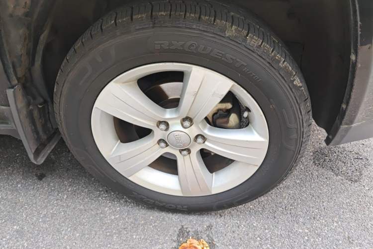 Used Jeep Compass 2015 2.0L two-wheel drive sport version Right Front Wheel Hub