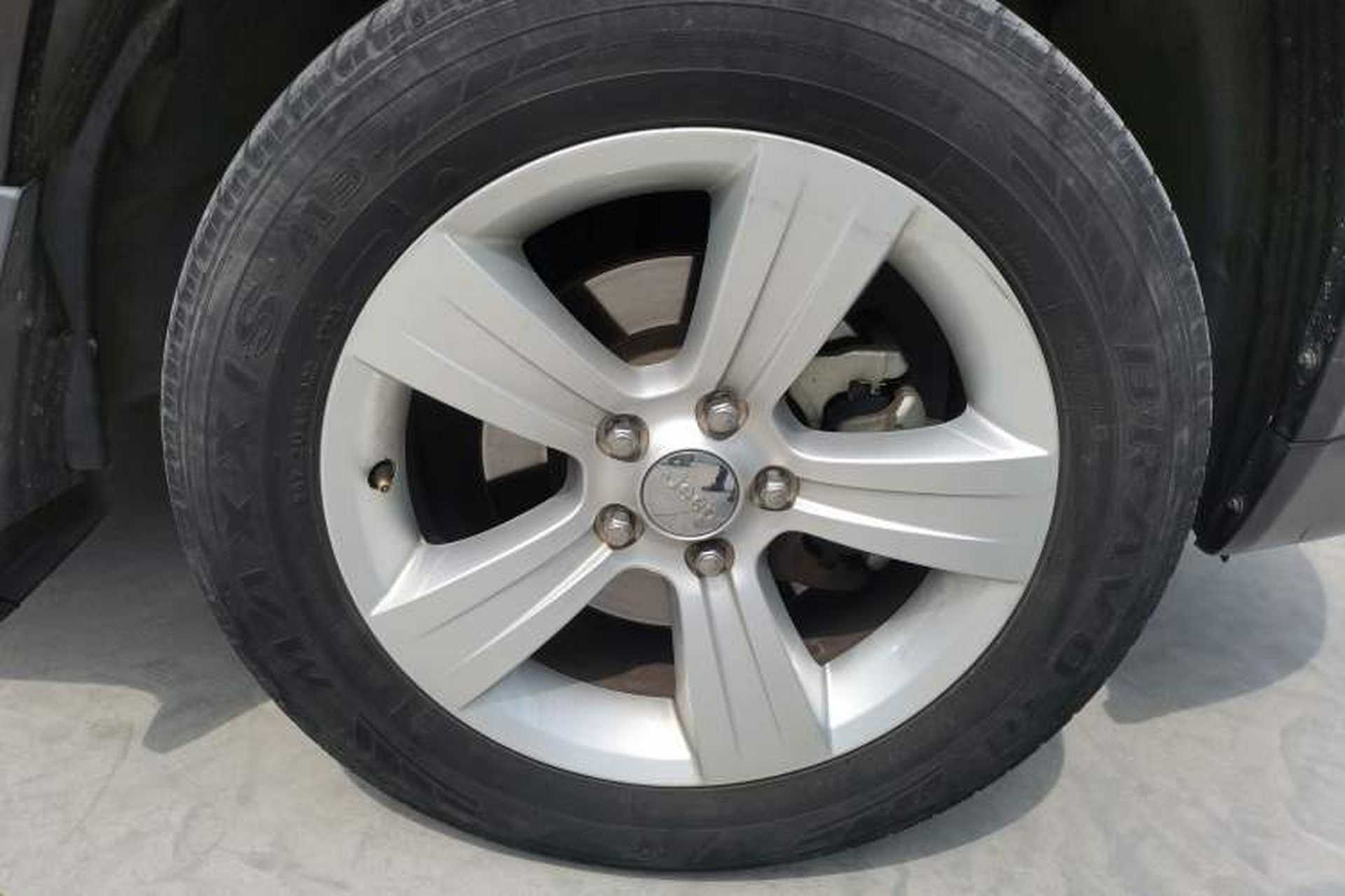 Used Jeep Compass 2015 2.0L two-wheel drive sport version Right Front Wheel Hub