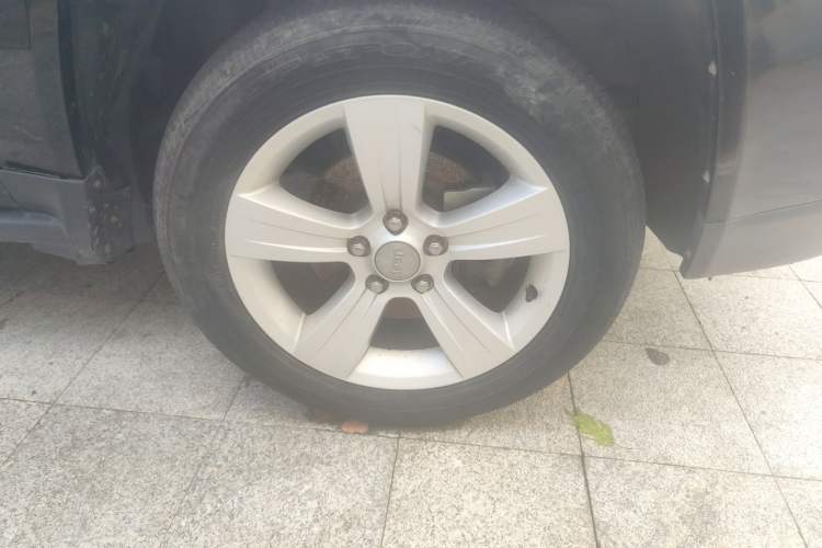 Used Jeep Compass 2015 2.0L two-wheel drive sport version Right Front Wheel Hub