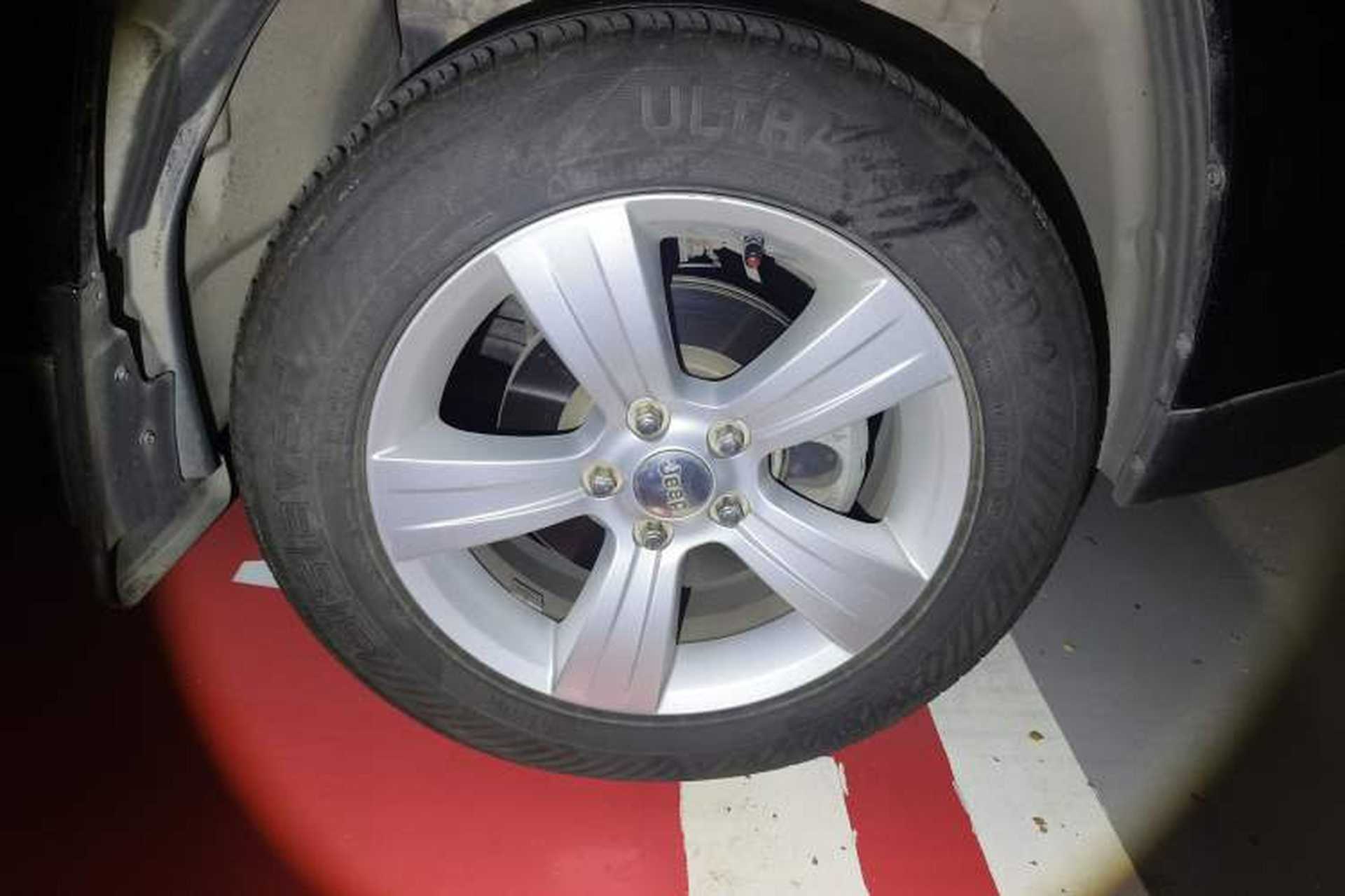 Used Jeep Compass 2015 2.0L two-wheel drive sport version Right Front Wheel Hub