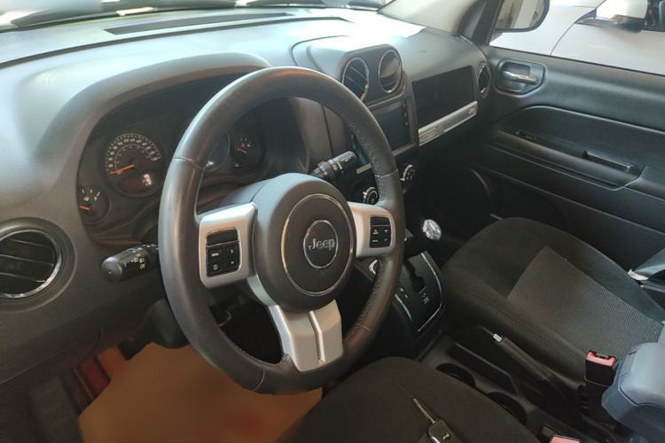 Used Jeep Compass 2015 2.0L two-wheel drive sport version Steering Wheel