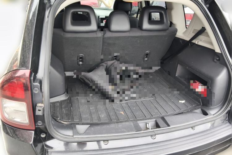 Used Jeep Compass 2015 2.0L two-wheel drive sport version Trunk