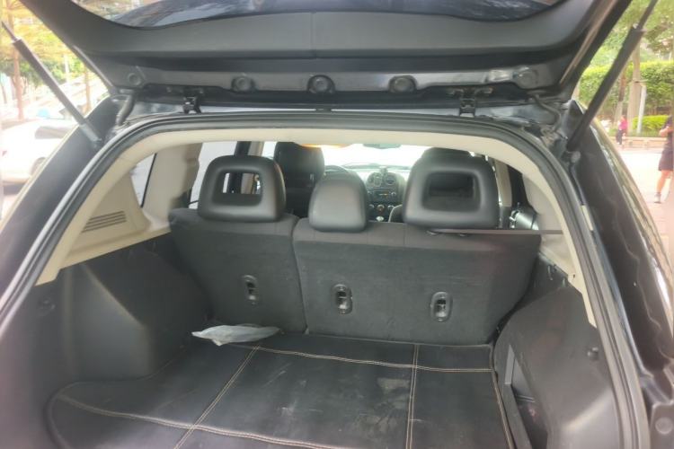Used Jeep Compass 2015 2.0L two-wheel drive sport version Trunk