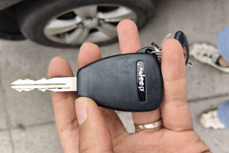 Used Jeep Compass 2015 2.0L two-wheel drive sport version Vehicle Key
