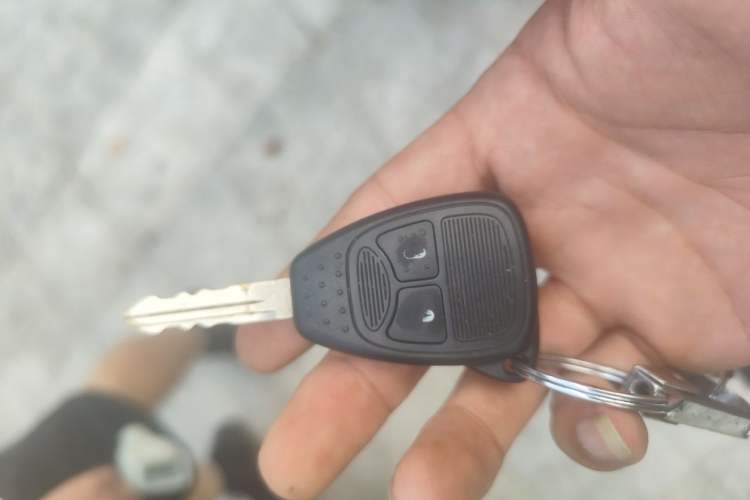 Used Jeep Compass 2015 2.0L two-wheel drive sport version Vehicle Key