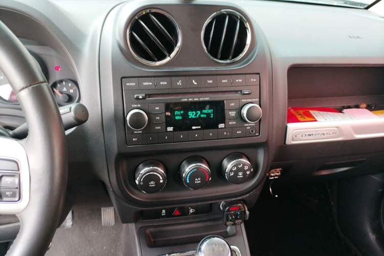 Used Jeep Compass 2015 2.0L two-wheel drive sport version Audio And AC Panel