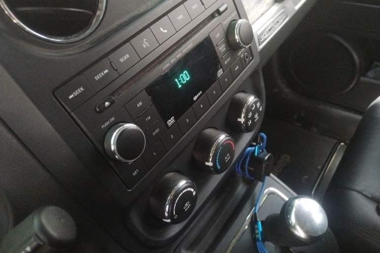 Used Jeep Compass 2015 2.0L two-wheel drive sport version Audio And AC Panel