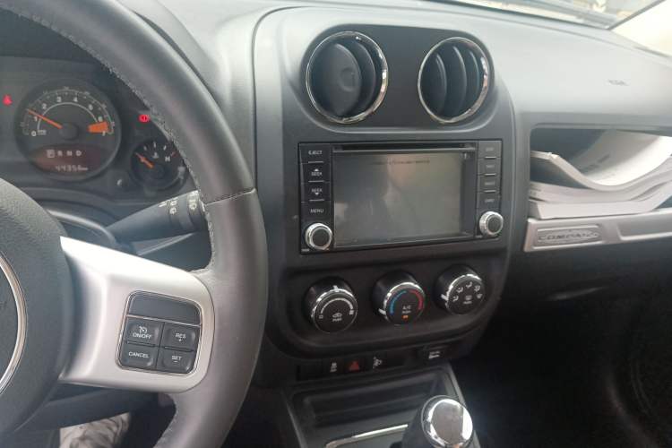 Used Jeep Compass 2015 2.0L two-wheel drive sport version Audio And AC Panel