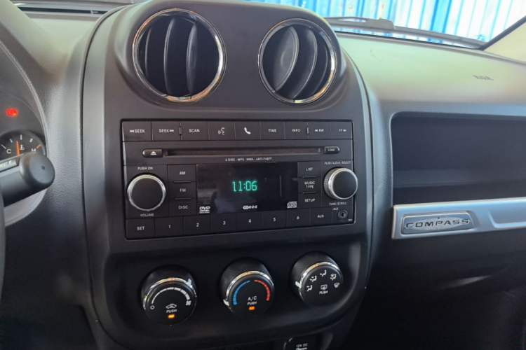 Used Jeep Compass 2015 2.0L two-wheel drive sport version Audio And AC Panel