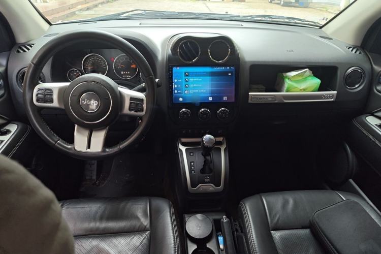 Used Jeep Compass 2015 2.0L Two-Wheel Drive Luxury Edition Center Console