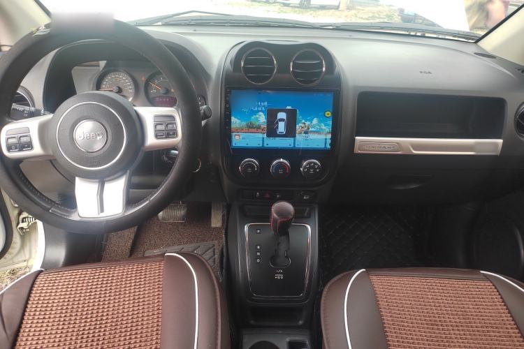 Used Jeep Compass 2015 2.0L two-wheel drive sport version Center Console