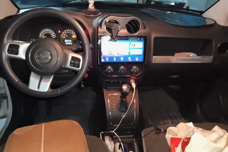 Used Jeep Compass 2015 2.0L two-wheel drive sport version Center Console
