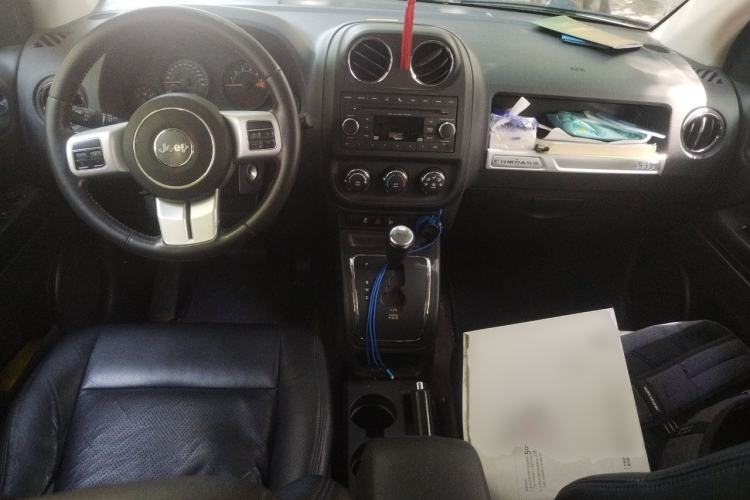 Used Jeep Compass 2015 2.0L two-wheel drive sport version Center Console