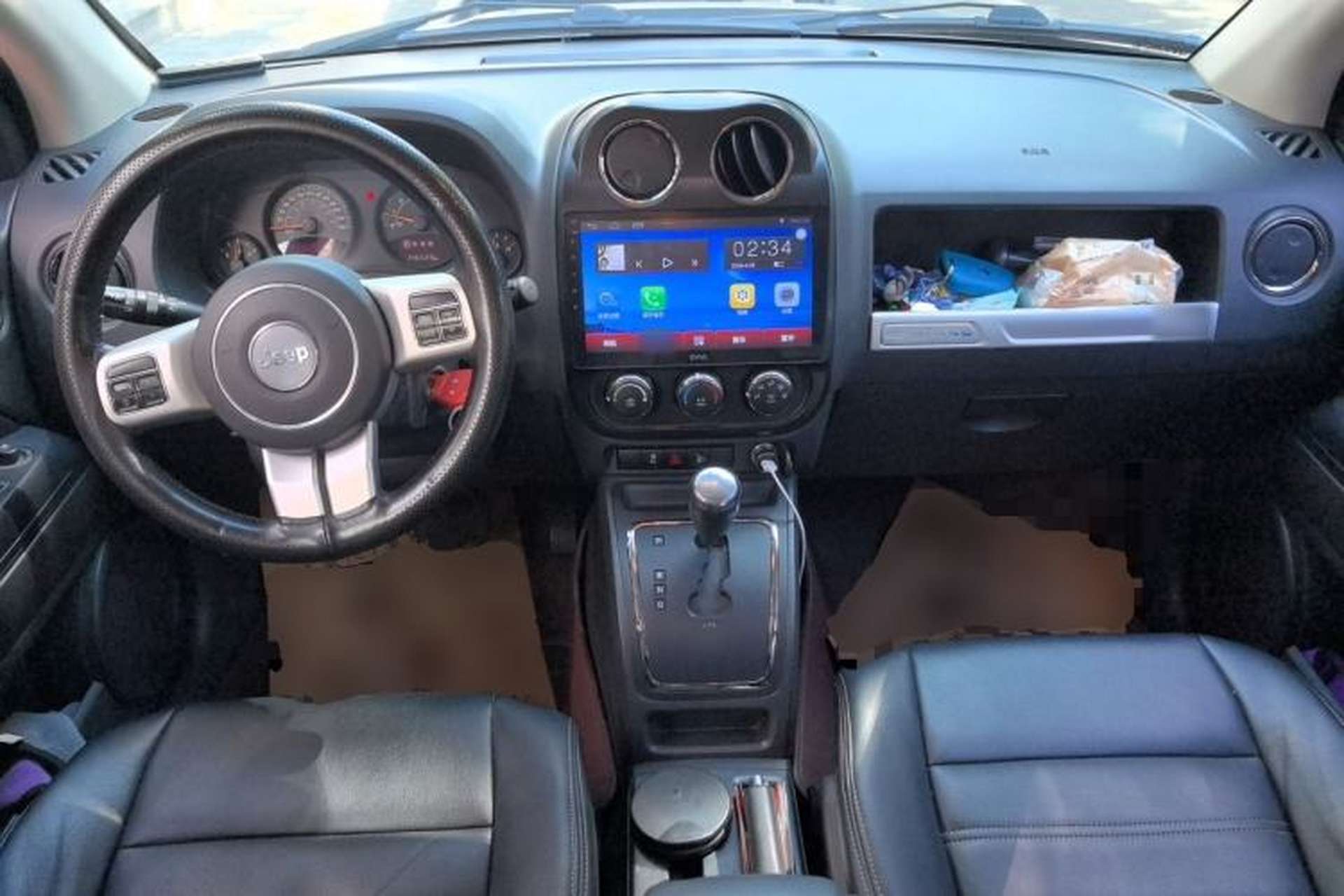 Used Jeep Compass 2015 2.0L two-wheel drive sport version Center Console