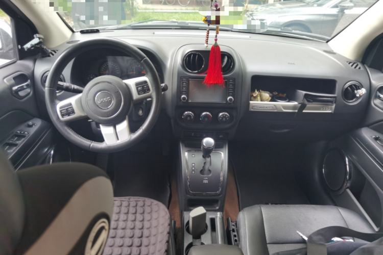 Used Jeep Compass 2015 2.0L two-wheel drive sport version Center Console