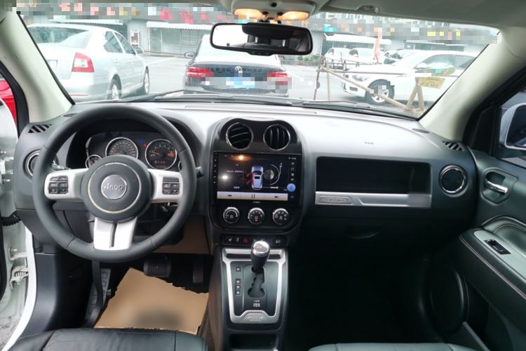 Used Jeep Compass 2015 2.0L Two-Wheel Drive Luxury Edition Center Console
