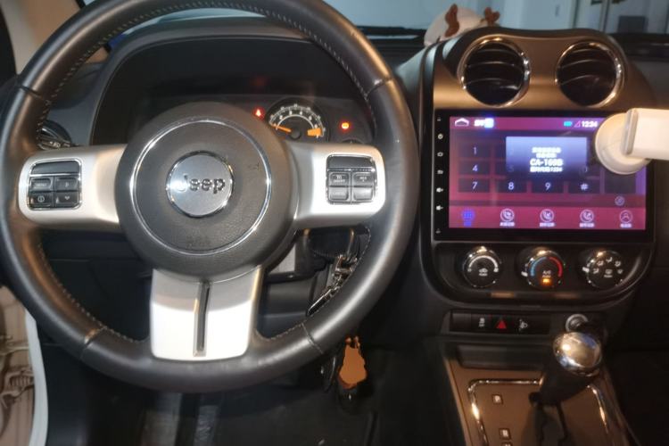 Used Jeep Compass 2015 2.0L two-wheel drive sport version Center Console